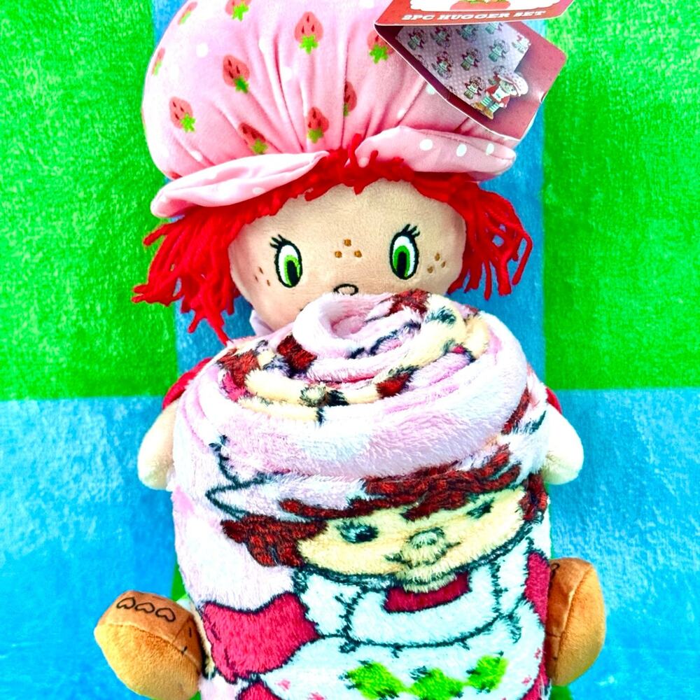 The World Of Strawberry Shortcake Plush And Blanket 2 Piece Hugger Set